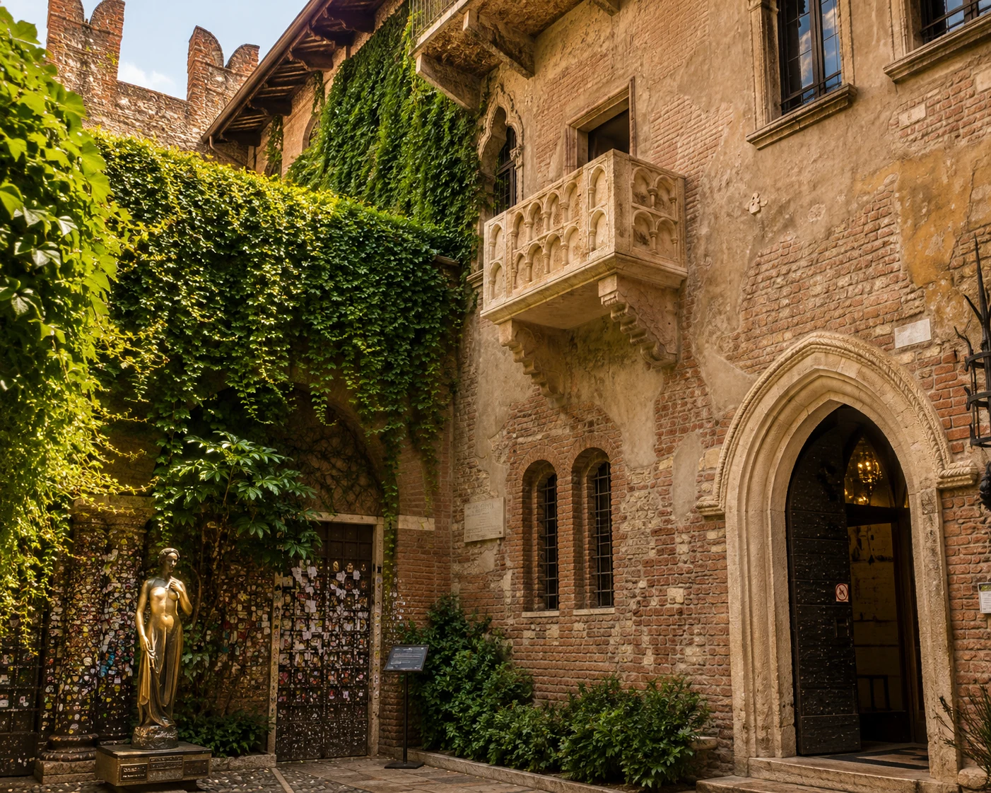 Courtyard and balcony at Juliet's House in Verona